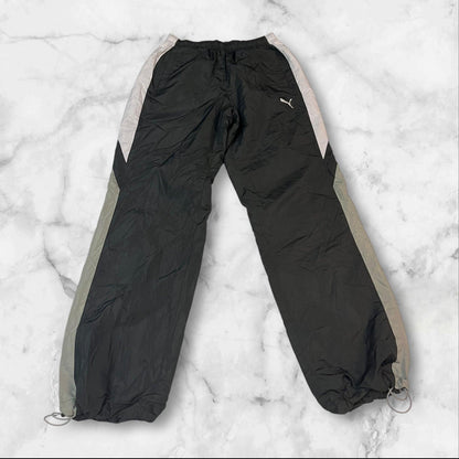 Entdecke unsere Vintage Track Pants von Nike und anderen Marken, erhältlich bei Valuxery.de - Dein Shop für trendige Vintage - Kleidung. Unsere Track Pants sind aus hochwertigen Materialien und