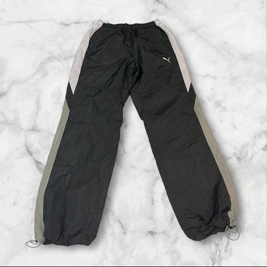 Entdecke unsere Vintage Track Pants von Nike und anderen Marken, erhältlich bei Valuxery.de - Dein Shop für trendige Vintage - Kleidung. Unsere Track Pants sind aus hochwertigen Materialien und