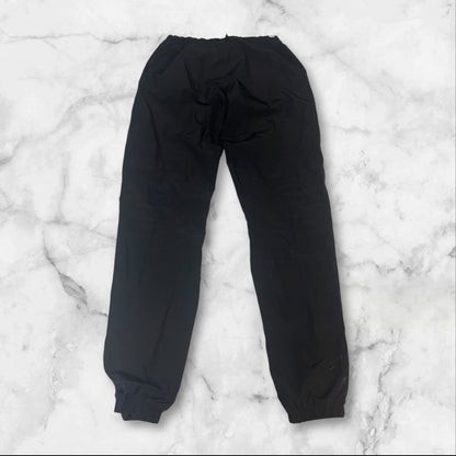 Entdecke unsere Vintage Track Pants von Nike und anderen Marken, erhältlich bei Valuxery.de - Dein Shop für trendige Vintage - Kleidung. Unsere Track Pants sind aus hochwertigen Materialien und