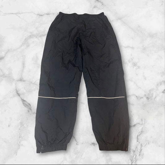 Entdecke unsere Vintage Track Pants von Nike und anderen Marken, erhältlich bei Valuxery.de - Dein Shop für trendige Vintage - Kleidung. Unsere Track Pants sind aus hochwertigen Materialien und