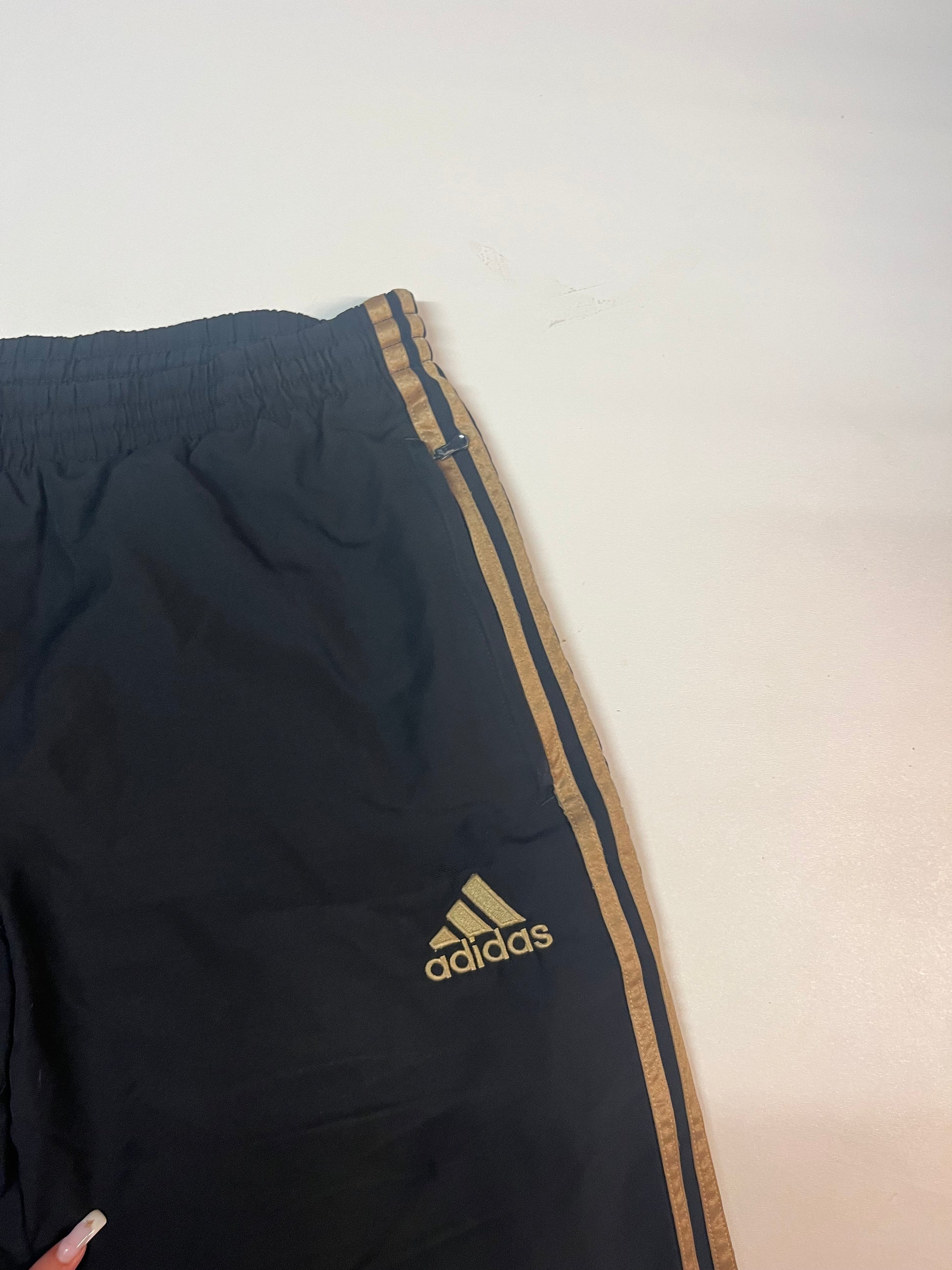 Entdecke unsere Vintage Track Pants von Nike und anderen Marken, erhältlich bei Valuxery.de - Dein Shop für trendige Vintage - Kleidung. Unsere Track Pants sind aus hochwertigen Materialien und