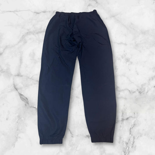 Entdecke unsere Vintage Track Pants von Nike und anderen Marken, erhältlich bei Valuxery.de - Dein Shop für trendige Vintage - Kleidung. Unsere Track Pants sind aus hochwertigen Materialien und