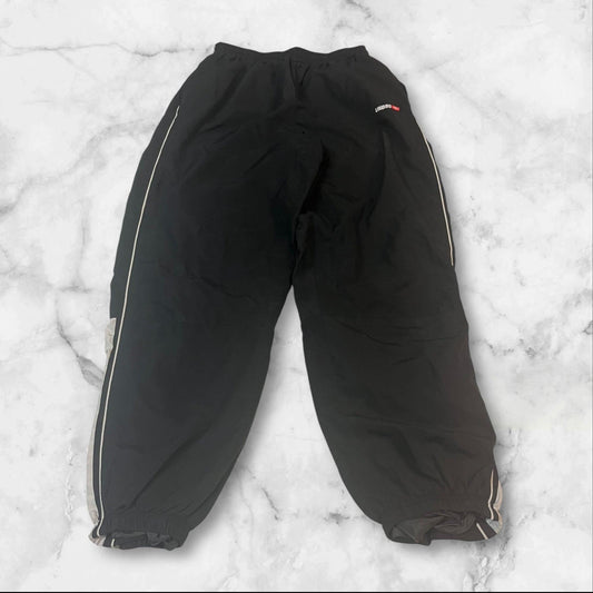 Entdecke unsere Vintage Track Pants von Nike und anderen Marken, erhältlich bei Valuxery.de - Dein Shop für trendige Vintage - Kleidung. Unsere Track Pants sind aus hochwertigen Materialien und