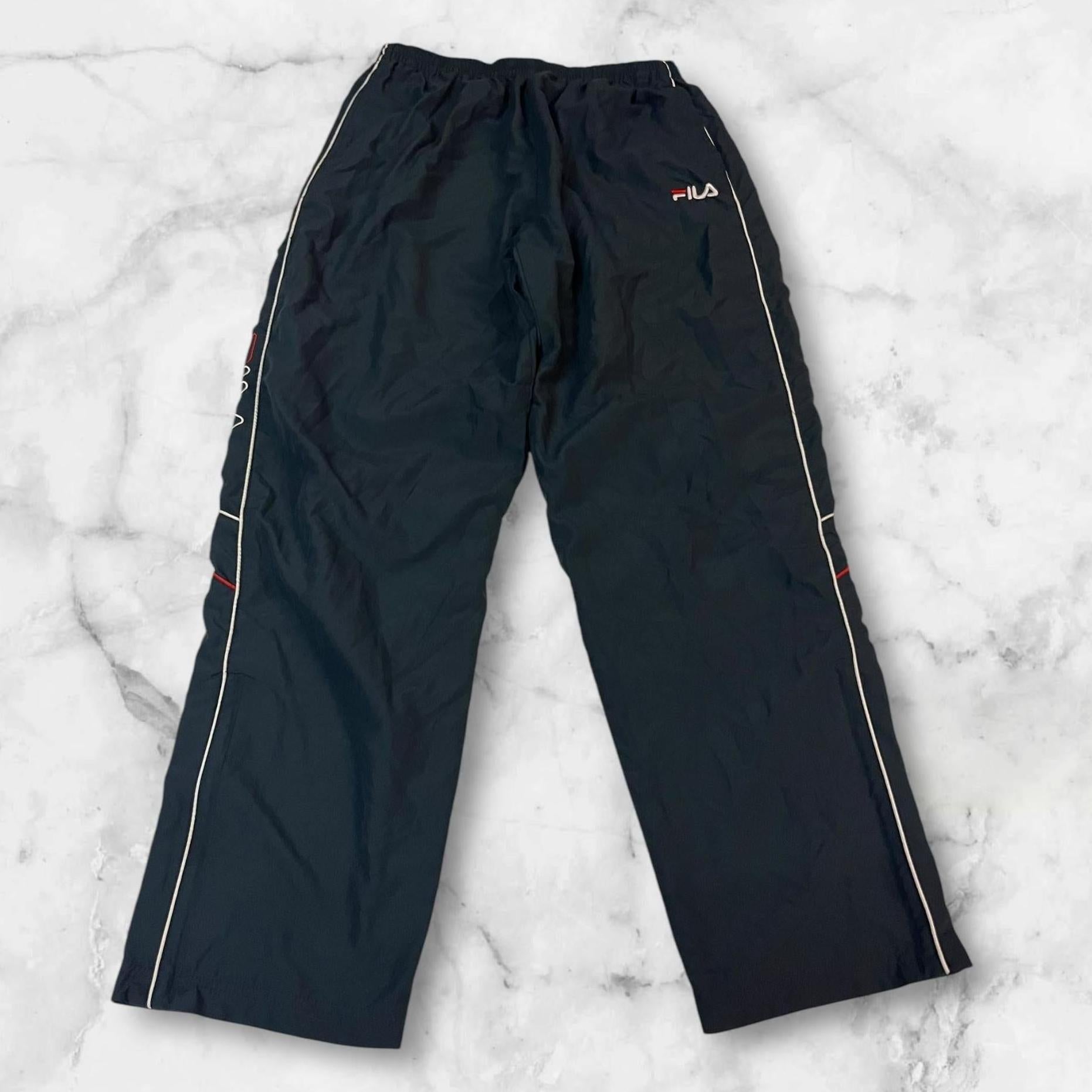 Entdecke unsere Vintage Track Pants von Nike und anderen Marken, erhältlich bei Valuxery.de - Dein Shop für trendige Vintage - Kleidung. Unsere Track Pants sind aus hochwertigen Materialien und