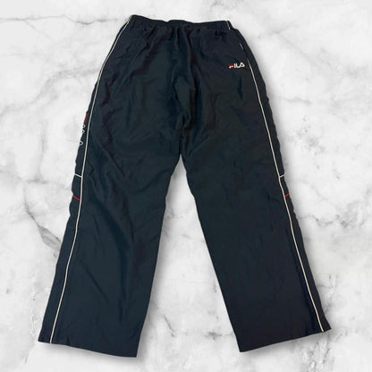 Entdecke unsere Vintage Track Pants von Nike und anderen Marken, erhältlich bei Valuxery.de - Dein Shop für trendige Vintage - Kleidung. Unsere Track Pants sind aus hochwertigen Materialien und