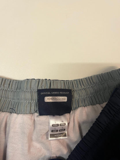 Entdecke unsere Vintage Track Pants von Nike und anderen Marken, erhältlich bei Valuxery.de - Dein Shop für trendige Vintage - Kleidung. Unsere Track Pants sind aus hochwertigen Materialien und