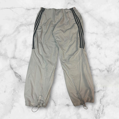 Entdecke unsere Vintage Track Pants von Nike und anderen Marken, erhältlich bei Valuxery.de - Dein Shop für trendige Vintage - Kleidung. Unsere Track Pants sind aus hochwertigen Materialien und