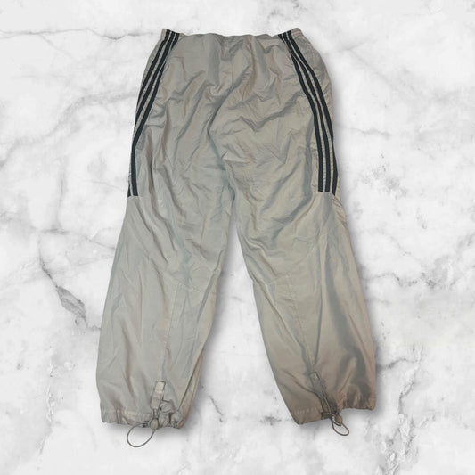 Entdecke unsere Vintage Track Pants von Nike und anderen Marken, erhältlich bei Valuxery.de - Dein Shop für trendige Vintage - Kleidung. Unsere Track Pants sind aus hochwertigen Materialien und