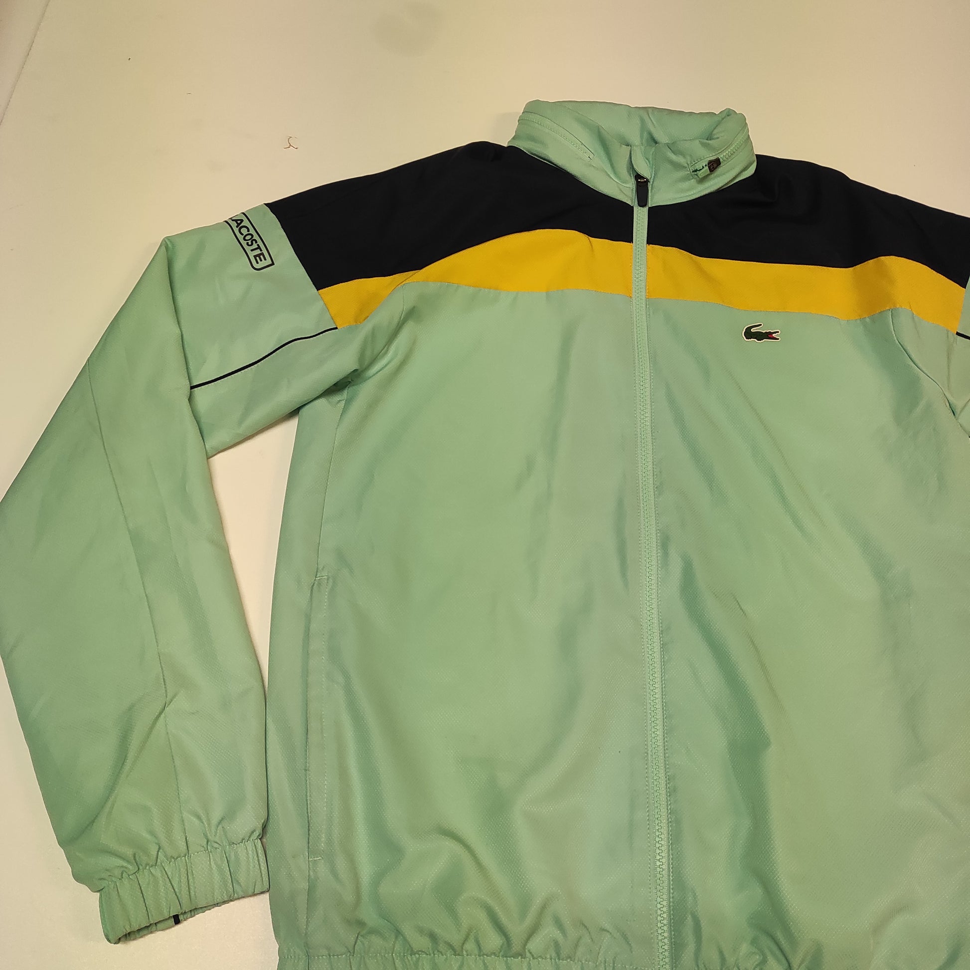 Entdecke unsere Vintage Track Pants von Nike und anderen Marken, erhältlich bei Valuxery.de - Dein Shop für trendige Vintage - Kleidung. Unsere Track Pants sind aus hochwertigen Materialien und