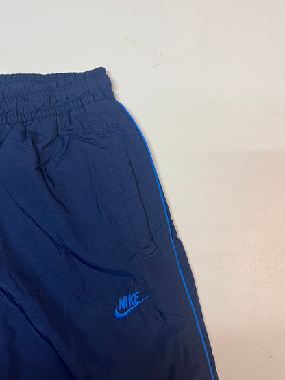 Entdecke unsere Vintage Track Pants von Nike und anderen Marken, erhältlich bei Valuxery.de - Dein Shop für trendige Vintage - Kleidung. Unsere Track Pants sind aus hochwertigen Materialien und