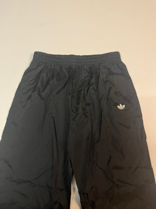 Entdecke unsere Vintage Track Pants von Nike und anderen Marken, erhältlich bei Valuxery.de - Dein Shop für trendige Vintage - Kleidung. Unsere Track Pants sind aus hochwertigen Materialien und