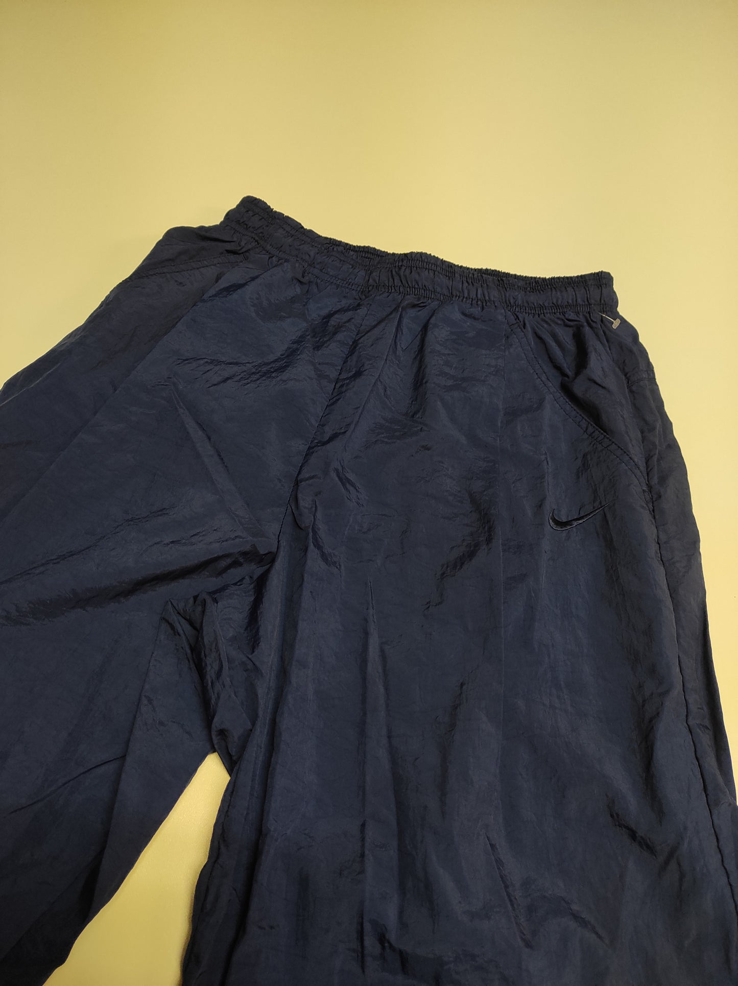 Entdecke unsere Vintage Track Pants von Nike und anderen Marken, erhältlich bei Valuxery.de - Dein Shop für trendige Vintage - Kleidung. Unsere Track Pants sind aus hochwertigen Materialien und