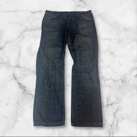 Entdecke unsere Vintage Track Pants von Nike und anderen Marken, erhältlich bei Valuxery.de - Dein Shop für trendige Vintage - Kleidung. Unsere Track Pants sind aus hochwertigen Materialien und
