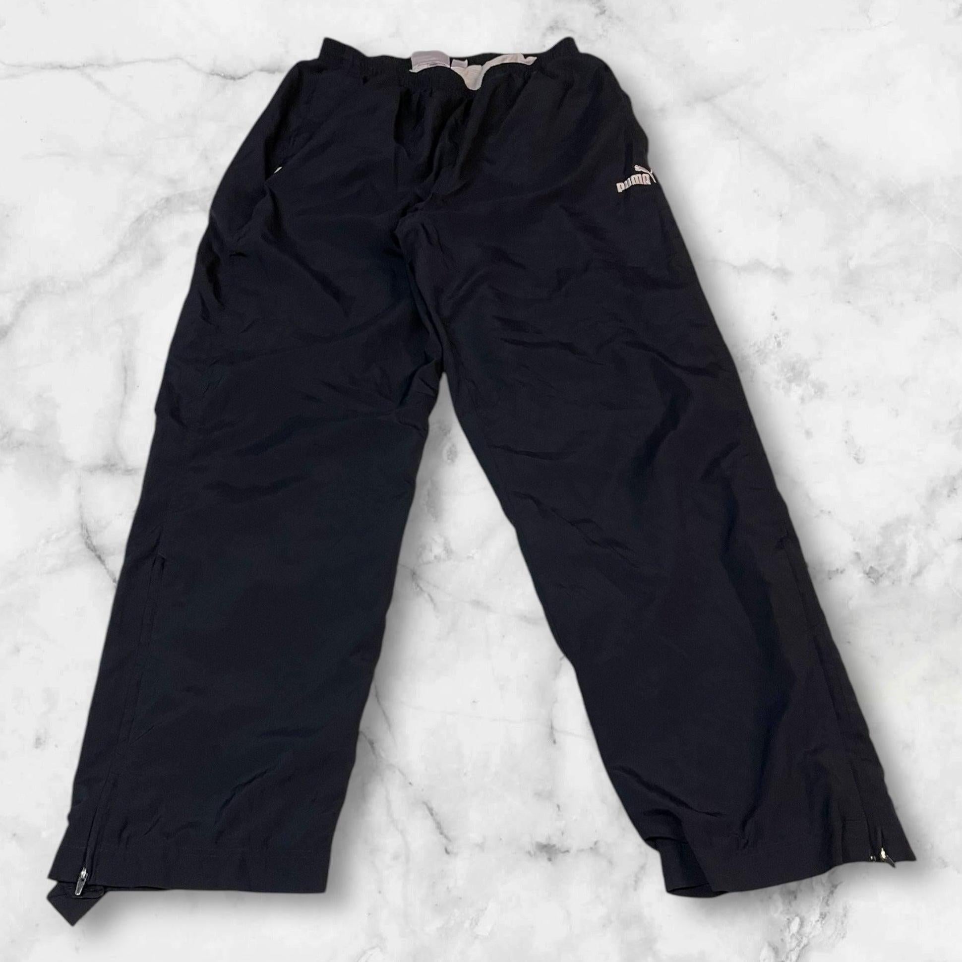 Entdecke unsere Vintage Track Pants von Nike und anderen Marken, erhältlich bei Valuxery.de - Dein Shop für trendige Vintage - Kleidung. Unsere Track Pants sind aus hochwertigen Materialien und