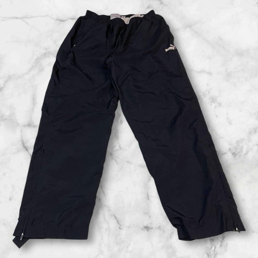 Entdecke unsere Vintage Track Pants von Nike und anderen Marken, erhältlich bei Valuxery.de - Dein Shop für trendige Vintage - Kleidung. Unsere Track Pants sind aus hochwertigen Materialien und