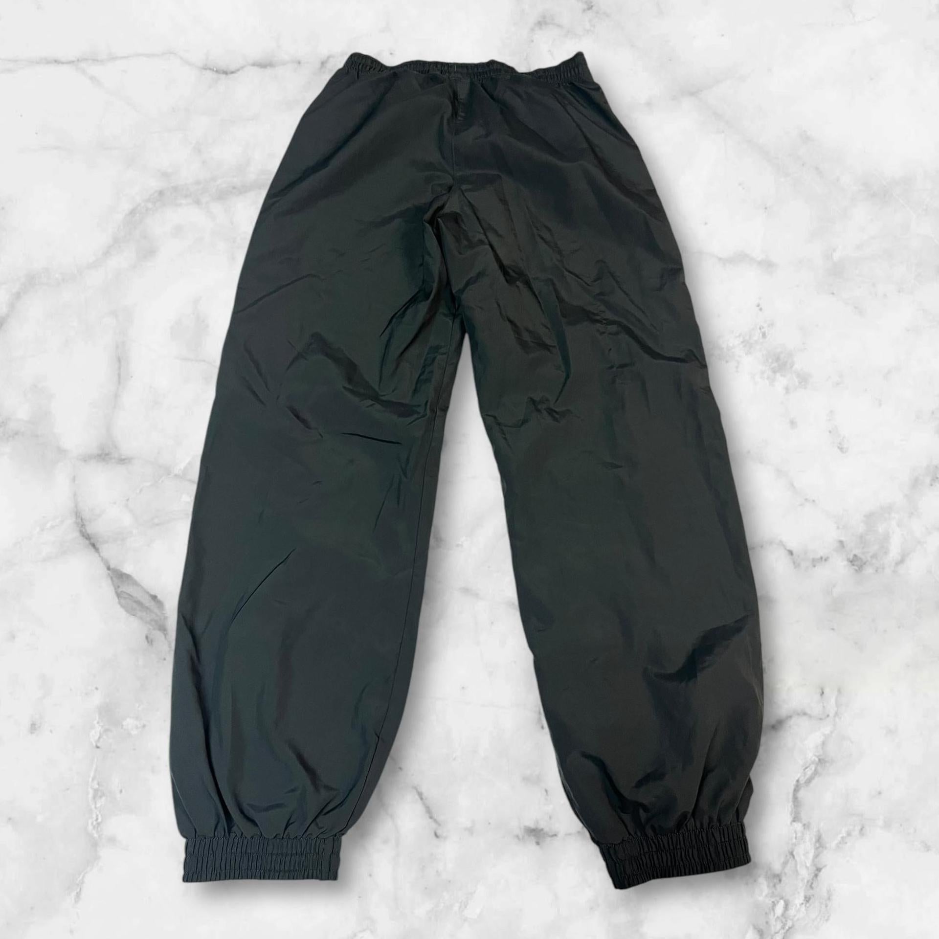 Entdecke unsere Vintage Track Pants von Nike und anderen Marken, erhältlich bei Valuxery.de - Dein Shop für trendige Vintage - Kleidung. Unsere Track Pants sind aus hochwertigen Materialien und