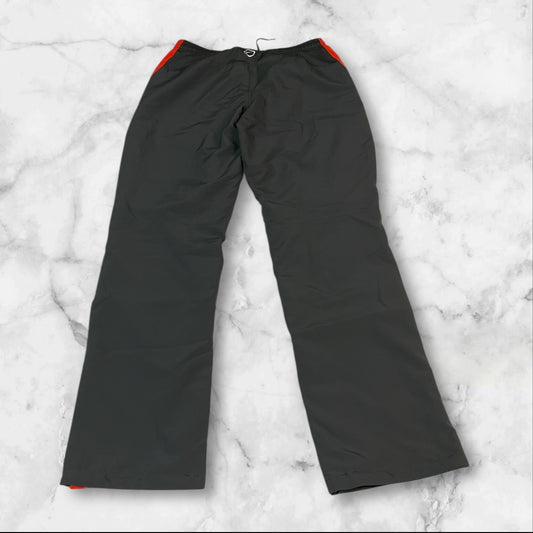 Entdecke unsere Vintage Track Pants von Nike und anderen Marken, erhältlich bei Valuxery.de - Dein Shop für trendige Vintage - Kleidung. Unsere Track Pants sind aus hochwertigen Materialien und