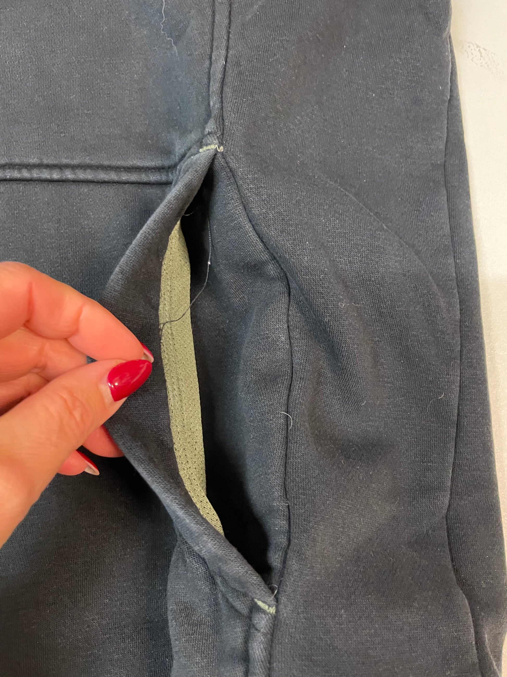 Entdecke unsere Vintage Track Pants von Nike und anderen Marken, erhältlich bei Valuxery.de - Dein Shop für trendige Vintage - Kleidung. Unsere Track Pants sind aus hochwertigen Materialien und