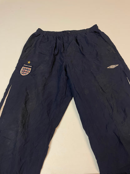 Entdecke unsere Vintage Track Pants von Nike und anderen Marken, erhältlich bei Valuxery.de - Dein Shop für trendige Vintage - Kleidung. Unsere Track Pants sind aus hochwertigen Materialien und
