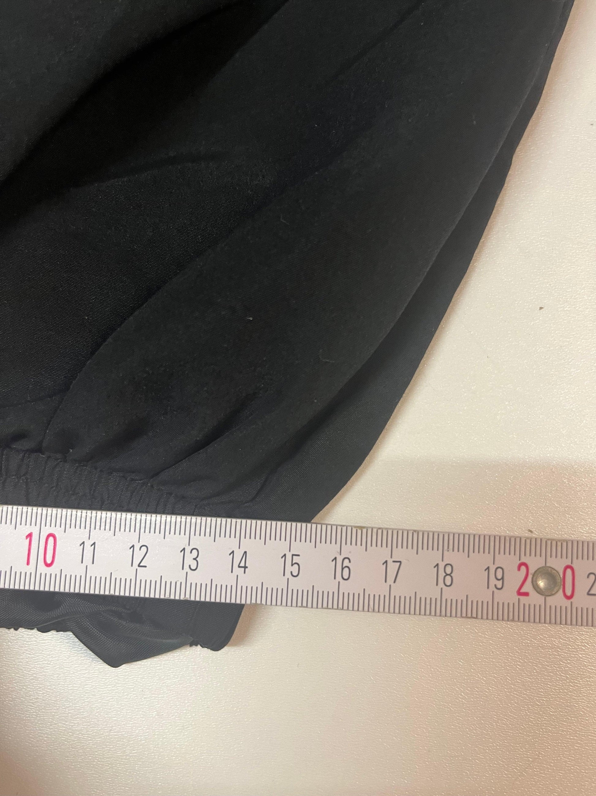 Entdecke unsere Vintage Track Pants von Nike und anderen Marken, erhältlich bei Valuxery.de - Dein Shop für trendige Vintage - Kleidung. Unsere Track Pants sind aus hochwertigen Materialien und