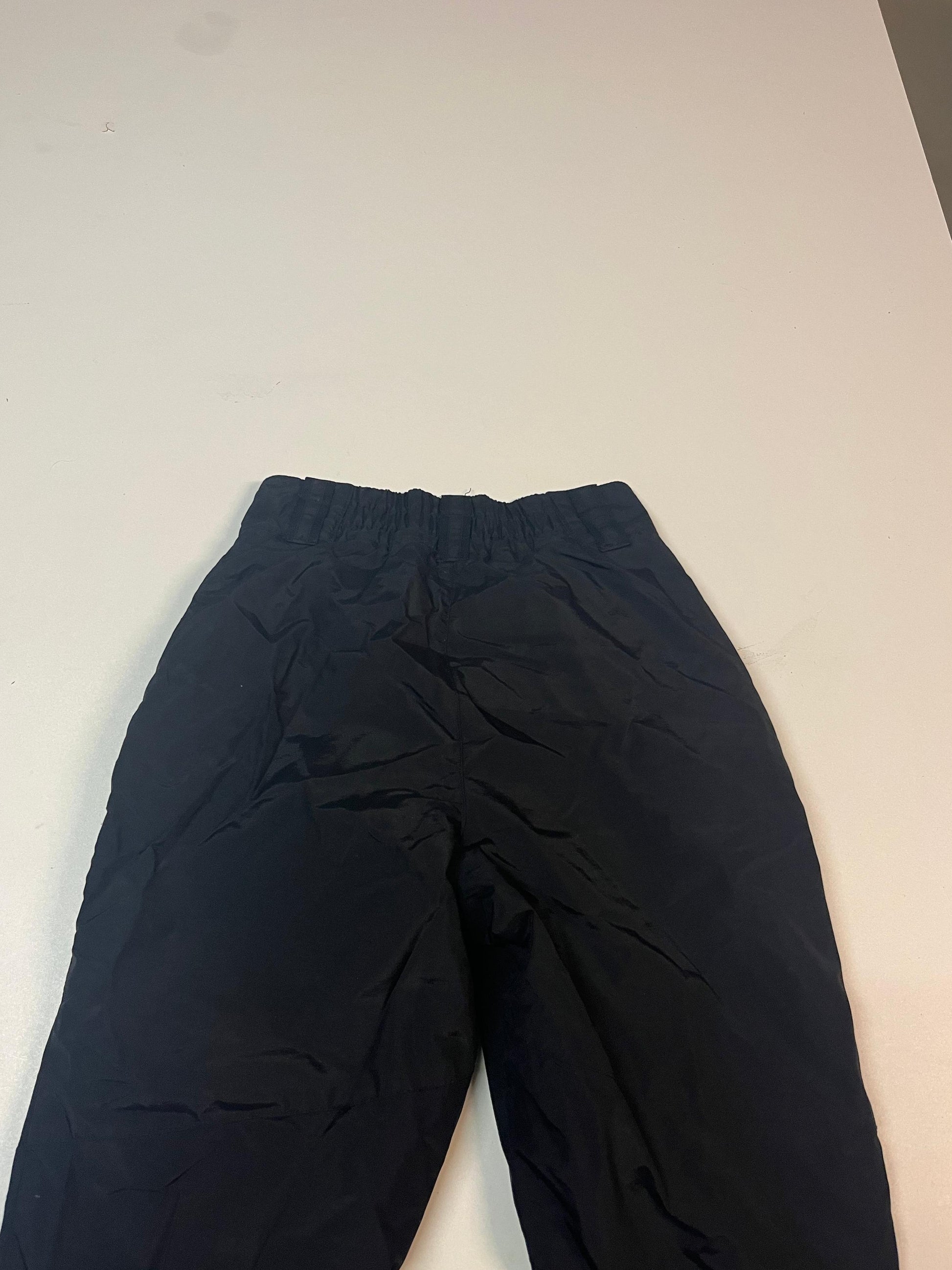 Entdecke unsere Vintage Track Pants von Nike und anderen Marken, erhältlich bei Valuxery.de - Dein Shop für trendige Vintage - Kleidung. Unsere Track Pants sind aus hochwertigen Materialien und