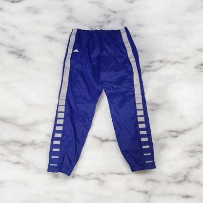 Entdecke unsere Vintage Track Pants von Nike und anderen Marken, erhältlich bei Valuxery.de - Dein Shop für trendige Vintage - Kleidung. Unsere Track Pants sind aus hochwertigen Materialien und