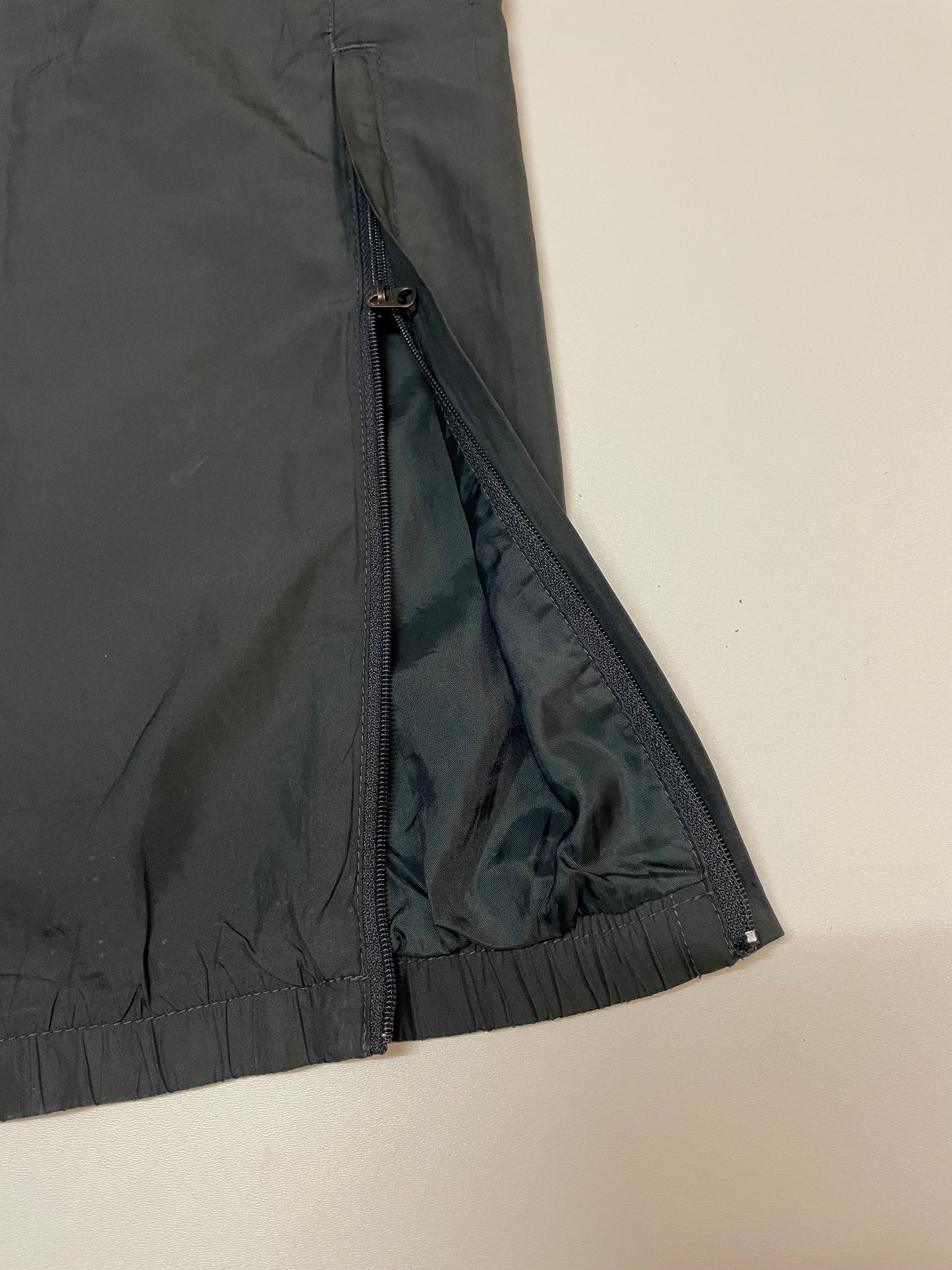 Entdecke unsere Vintage Track Pants von Nike und anderen Marken, erhältlich bei Valuxery.de - Dein Shop für trendige Vintage - Kleidung. Unsere Track Pants sind aus hochwertigen Materialien und
