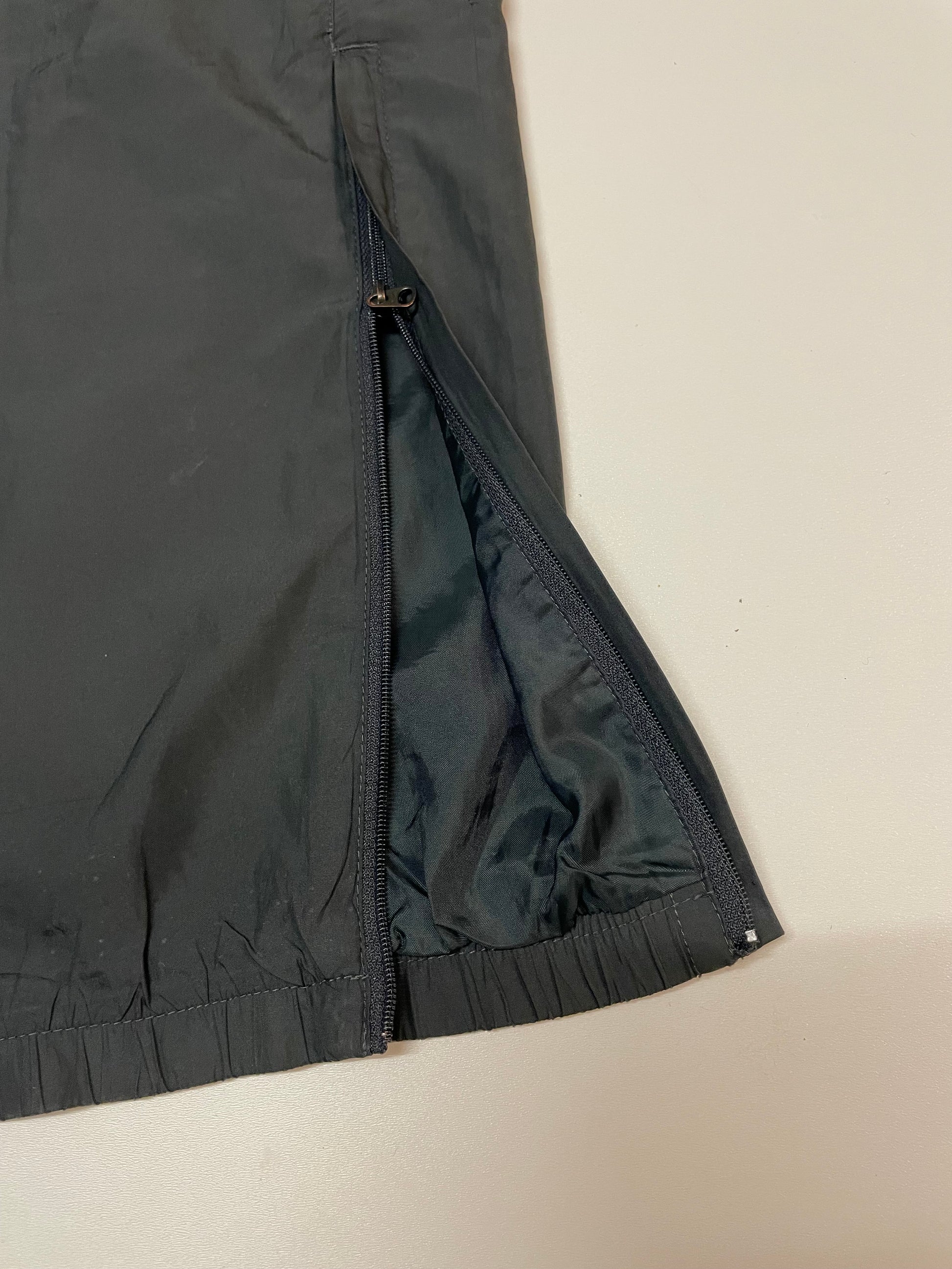 Entdecke unsere Vintage Track Pants von Nike und anderen Marken, erhältlich bei Valuxery.de - Dein Shop für trendige Vintage - Kleidung. Unsere Track Pants sind aus hochwertigen Materialien und