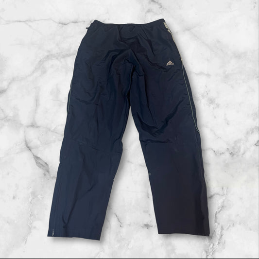 Entdecke unsere Vintage Track Pants von Nike und anderen Marken, erhältlich bei Valuxery.de - Dein Shop für trendige Vintage - Kleidung. Unsere Track Pants sind aus hochwertigen Materialien und