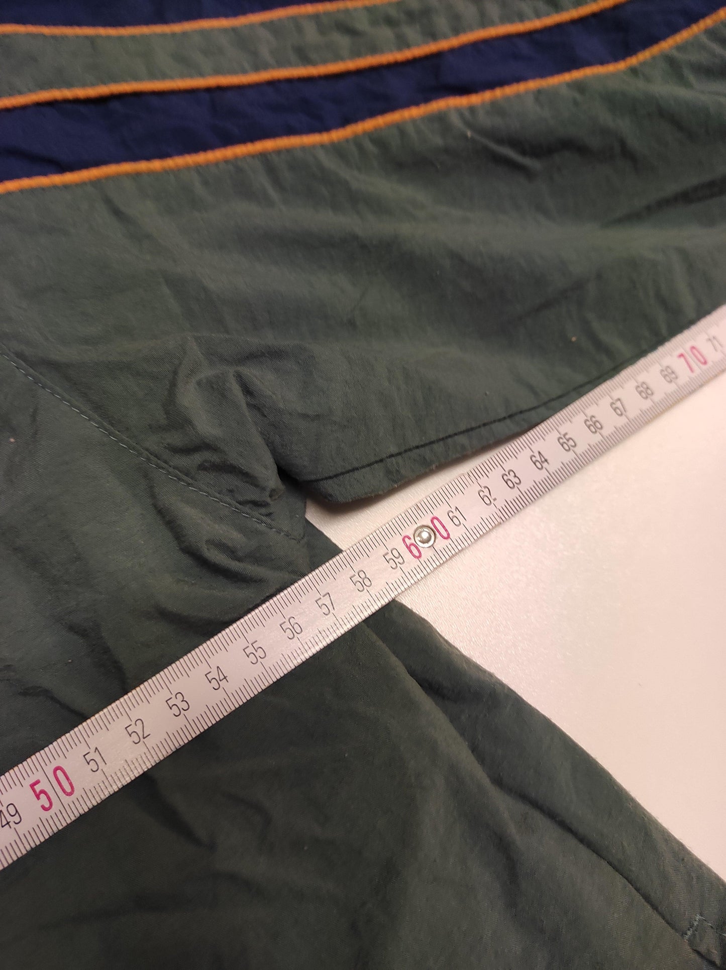 Entdecke unsere Vintage Track Pants von Nike und anderen Marken, erhältlich bei Valuxery.de - Dein Shop für trendige Vintage - Kleidung. Unsere Track Pants sind aus hochwertigen Materialien und