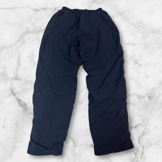 Entdecke unsere Vintage Track Pants von Nike und anderen Marken, erhältlich bei Valuxery.de - Dein Shop für trendige Vintage - Kleidung. Unsere Track Pants sind aus hochwertigen Materialien und