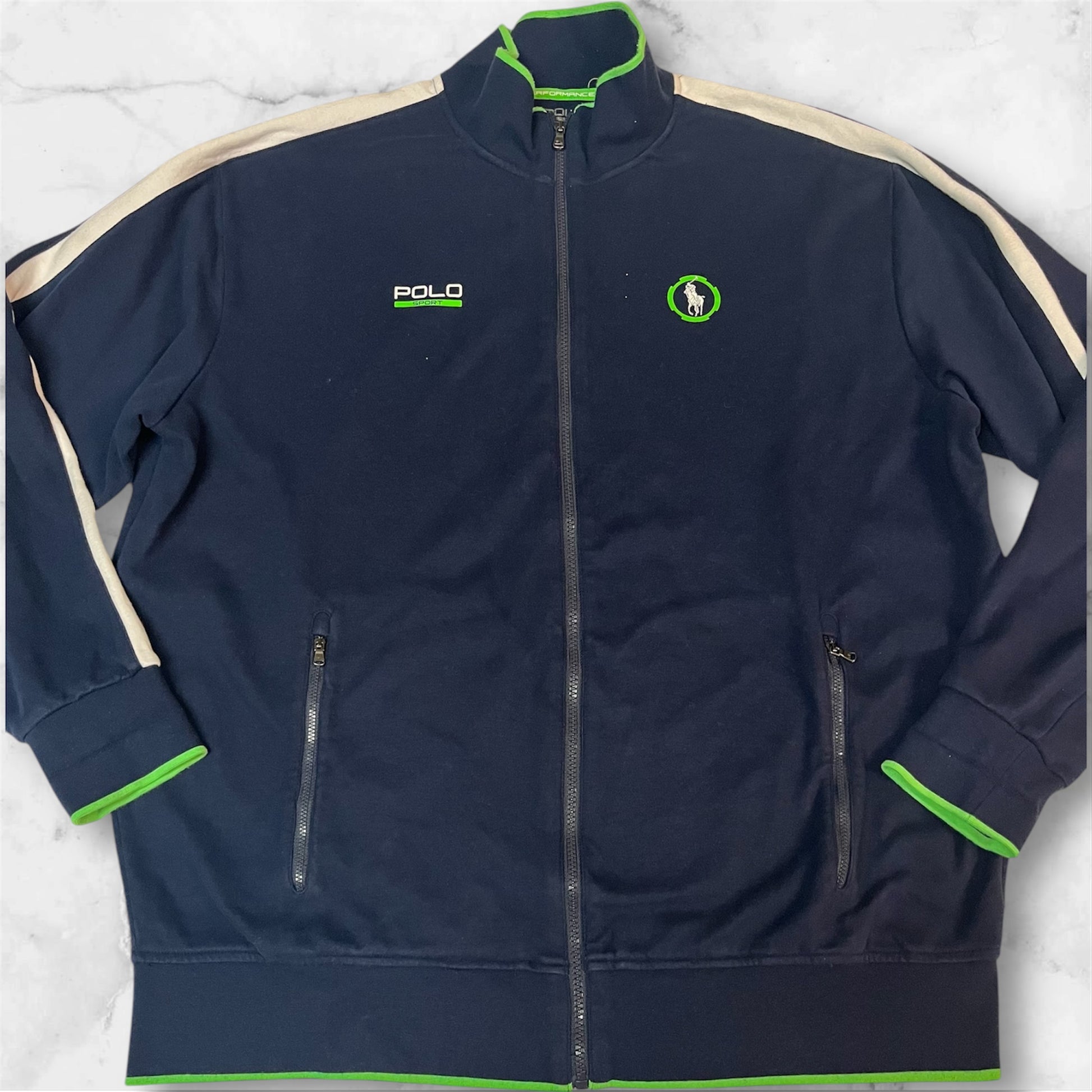 Entdecke unsere Vintage Track Pants von Nike und anderen Marken, erhältlich bei Valuxery.de - Dein Shop für trendige Vintage - Kleidung. Unsere Track Pants sind aus hochwertigen Materialien und