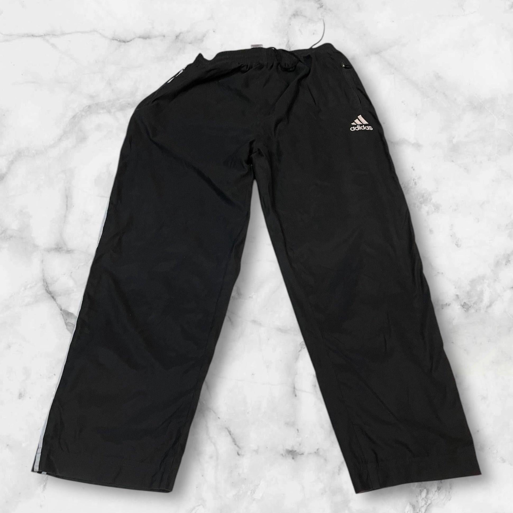 Entdecke unsere Vintage Track Pants von Nike und anderen Marken, erhältlich bei Valuxery.de - Dein Shop für trendige Vintage - Kleidung. Unsere Track Pants sind aus hochwertigen Materialien und