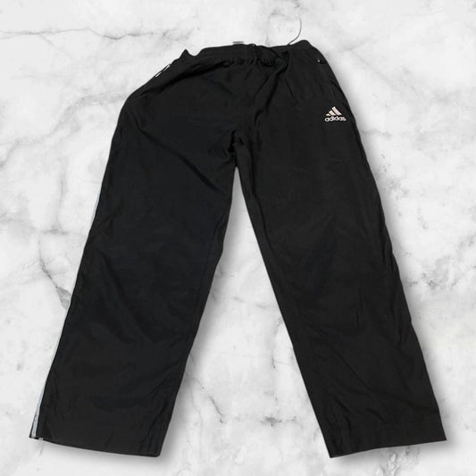 Entdecke unsere Vintage Track Pants von Nike und anderen Marken, erhältlich bei Valuxery.de - Dein Shop für trendige Vintage - Kleidung. Unsere Track Pants sind aus hochwertigen Materialien und