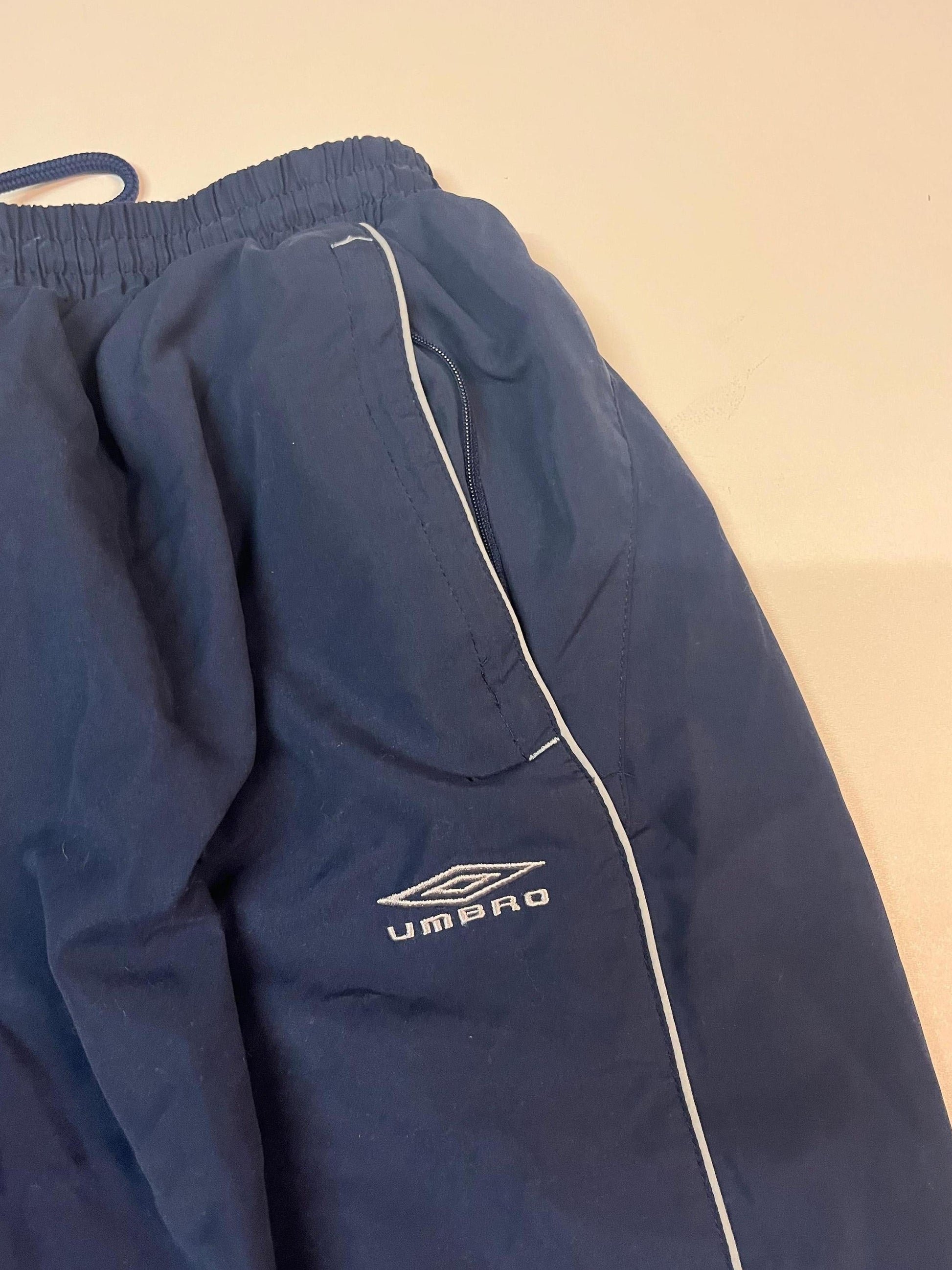 Entdecke unsere Vintage Track Pants von Nike und anderen Marken, erhältlich bei Valuxery.de - Dein Shop für trendige Vintage - Kleidung. Unsere Track Pants sind aus hochwertigen Materialien und