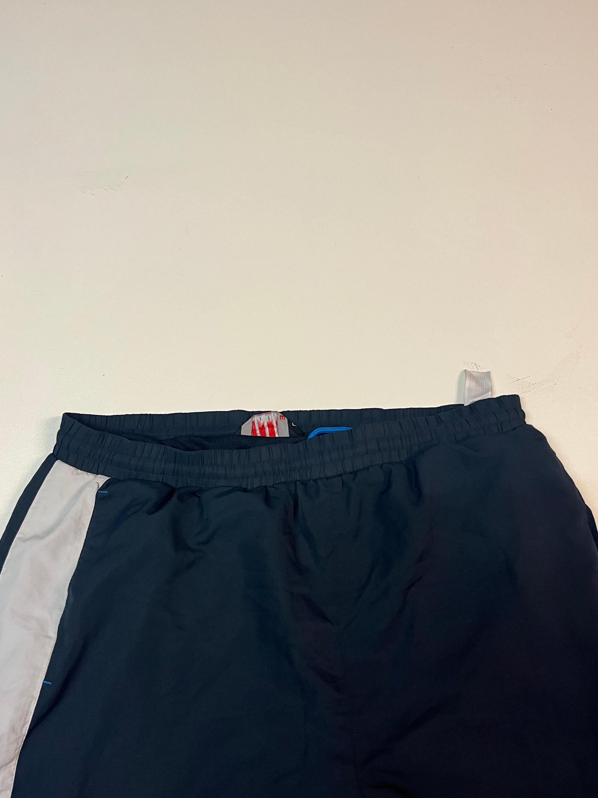 Entdecke unsere Vintage Track Pants von Nike und anderen Marken, erhältlich bei Valuxery.de - Dein Shop für trendige Vintage - Kleidung. Unsere Track Pants sind aus hochwertigen Materialien und