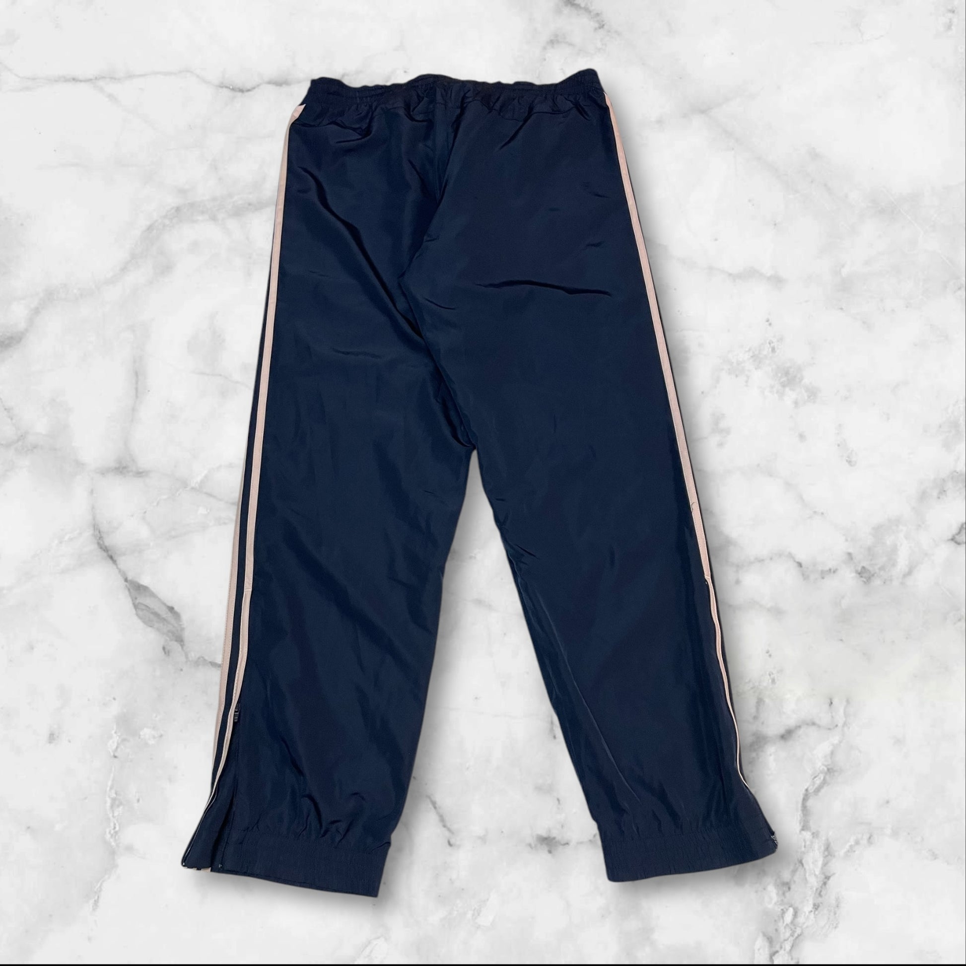 Entdecke unsere Vintage Track Pants von Nike und anderen Marken, erhältlich bei Valuxery.de - Dein Shop für trendige Vintage - Kleidung. Unsere Track Pants sind aus hochwertigen Materialien und