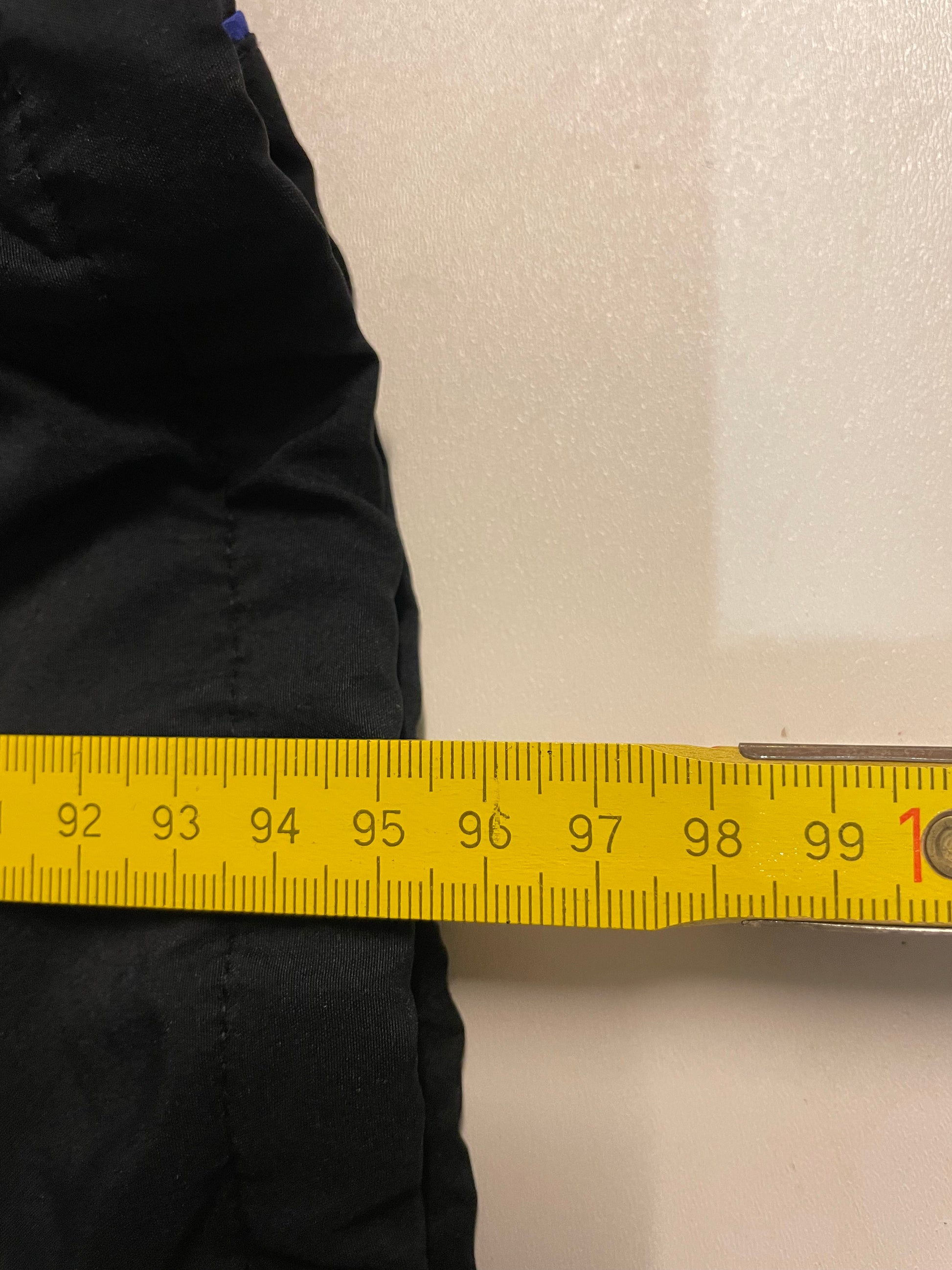 Entdecke unsere Vintage Track Pants von Nike und anderen Marken, erhältlich bei Valuxery.de - Dein Shop für trendige Vintage - Kleidung. Unsere Track Pants sind aus hochwertigen Materialien und
