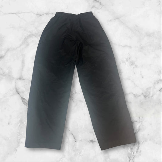 Entdecke unsere Vintage Track Pants von Nike und anderen Marken, erhältlich bei Valuxery.de - Dein Shop für trendige Vintage - Kleidung. Unsere Track Pants sind aus hochwertigen Materialien und