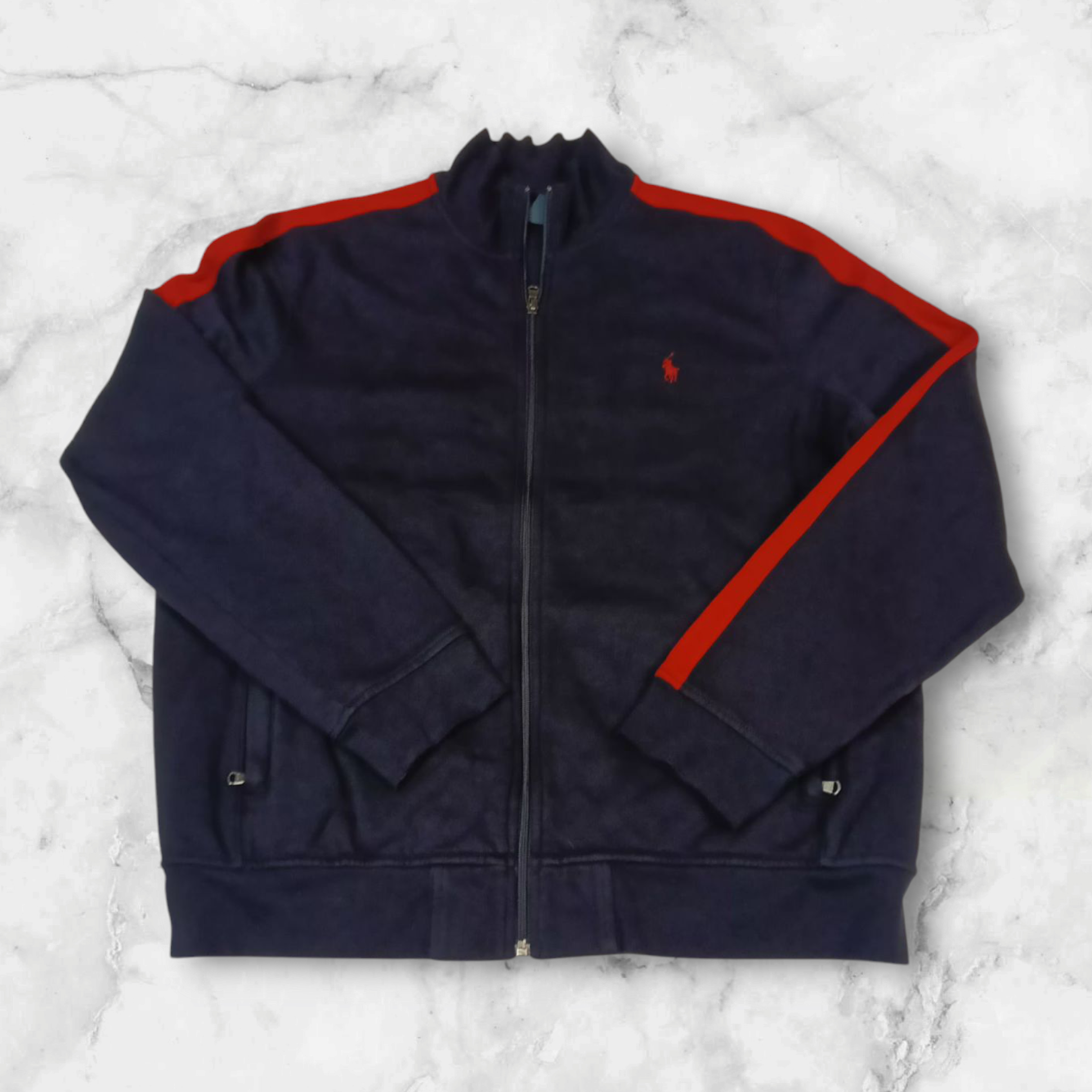 Entdecke unsere Vintage Track Pants von Nike und anderen Marken, erhältlich bei Valuxery.de - Dein Shop für trendige Vintage - Kleidung. Unsere Track Pants sind aus hochwertigen Materialien und