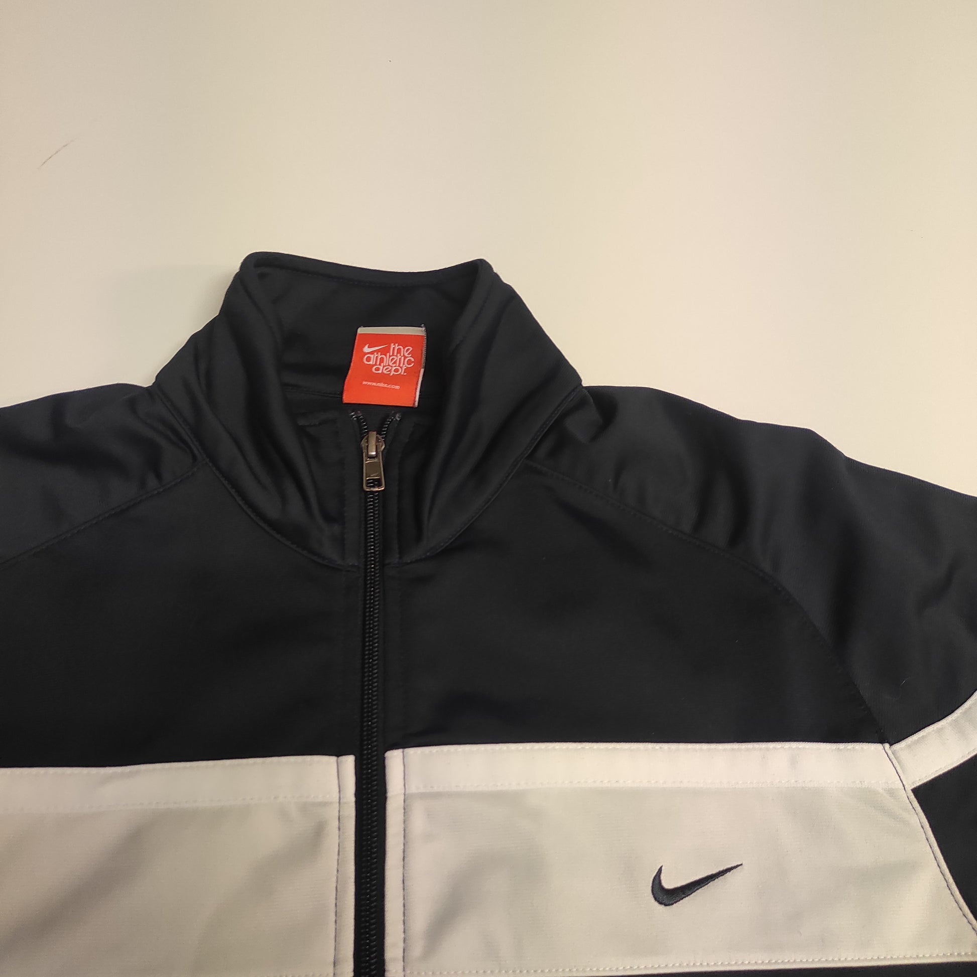 Entdecke unsere Vintage Track Pants von Nike und anderen Marken, erhältlich bei Valuxery.de - Dein Shop für trendige Vintage - Kleidung. Unsere Track Pants sind aus hochwertigen Materialien und