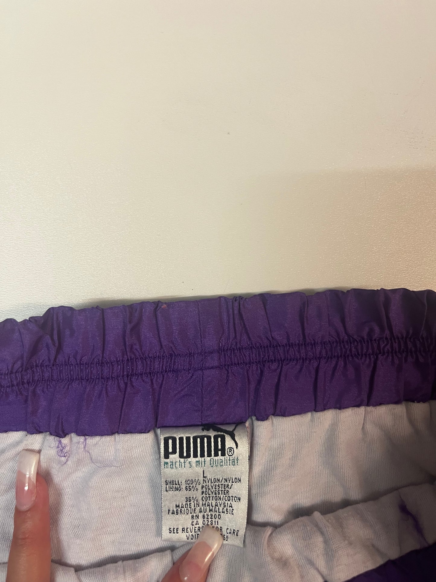 Entdecke unsere Vintage Track Pants von Nike und anderen Marken, erhältlich bei Valuxery.de - Dein Shop für trendige Vintage - Kleidung. Unsere Track Pants sind aus hochwertigen Materialien und
