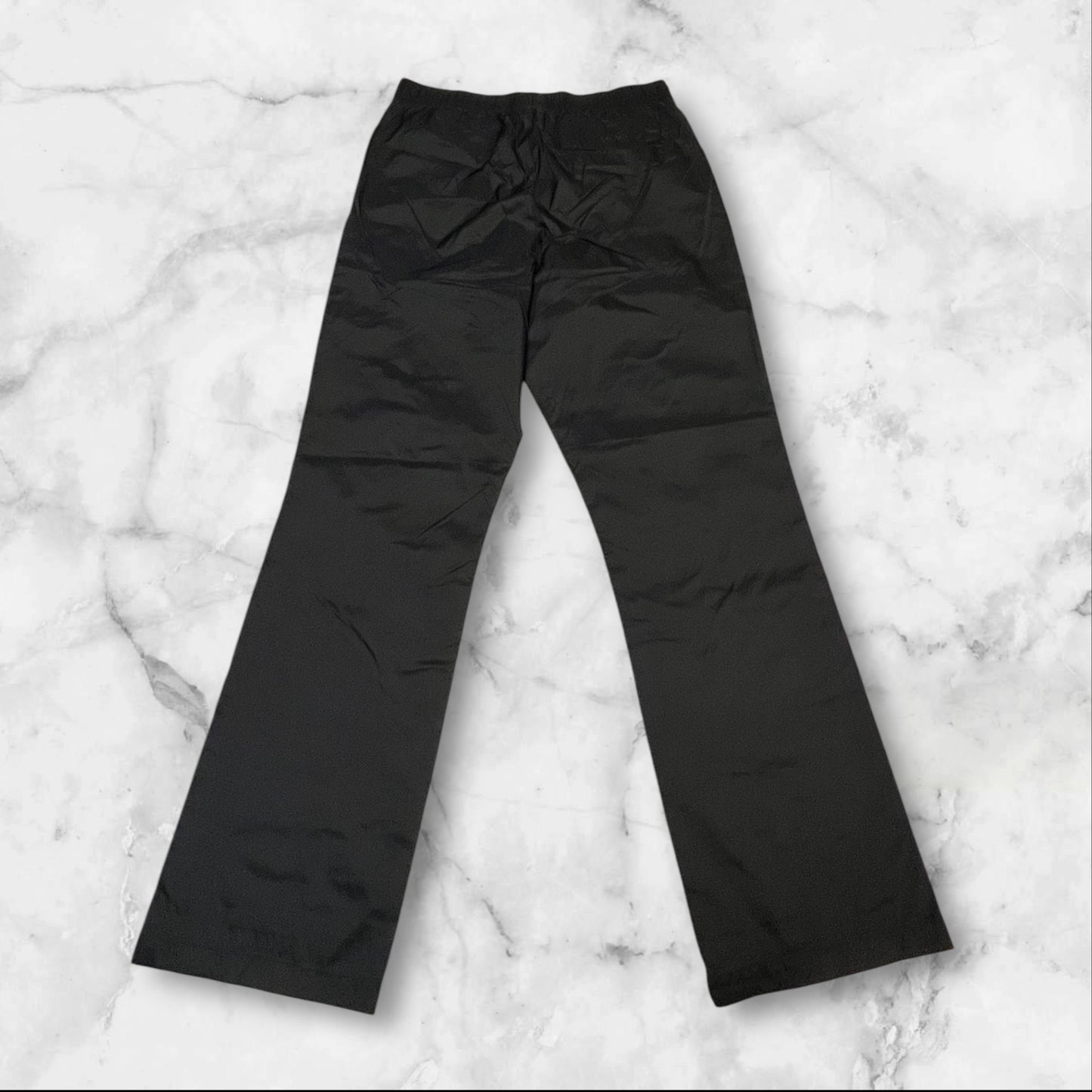 Entdecke unsere Vintage Track Pants von Nike und anderen Marken, erhältlich bei Valuxery.de - Dein Shop für trendige Vintage - Kleidung. Unsere Track Pants sind aus hochwertigen Materialien und