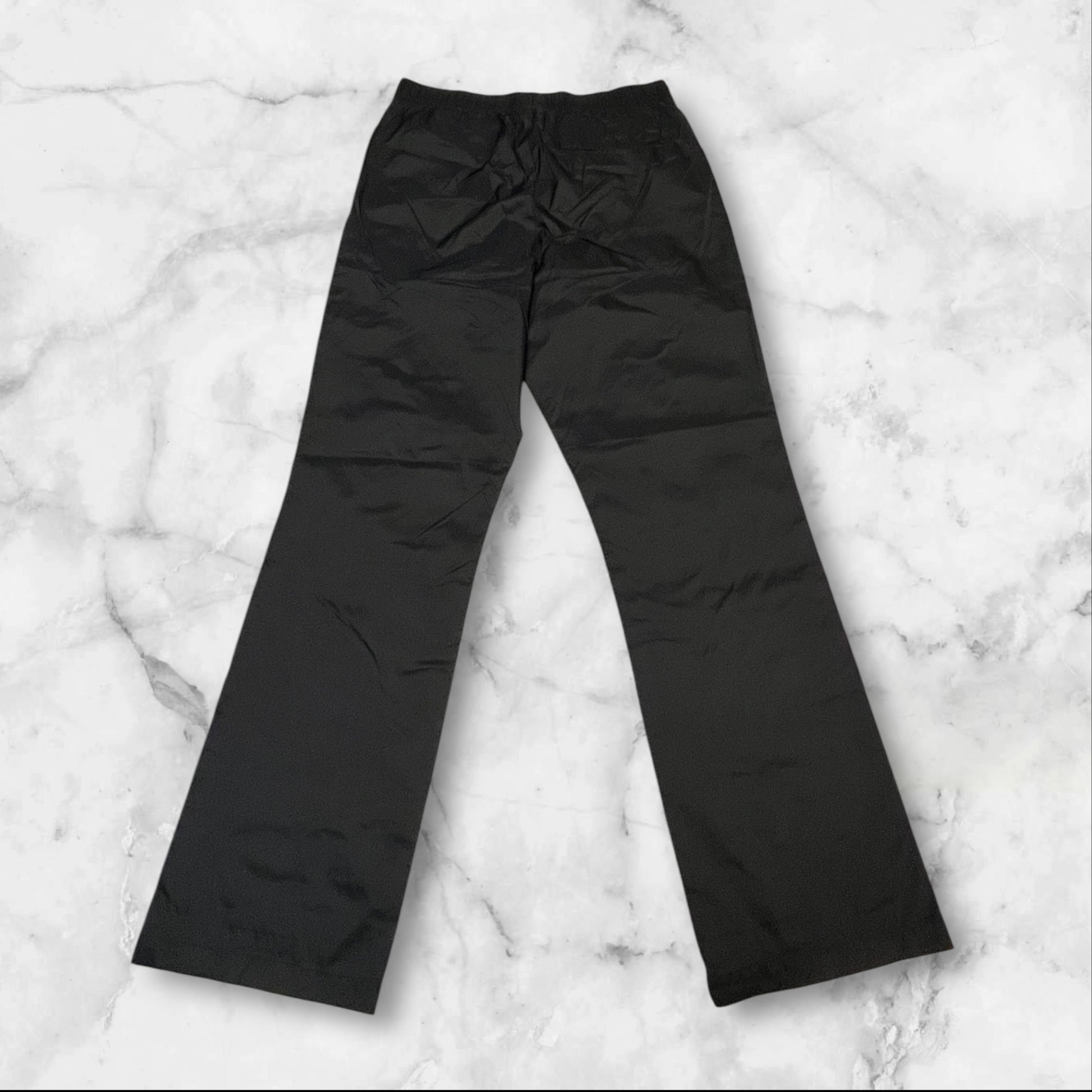 Entdecke unsere Vintage Track Pants von Nike und anderen Marken, erhältlich bei Valuxery.de - Dein Shop für trendige Vintage - Kleidung. Unsere Track Pants sind aus hochwertigen Materialien und