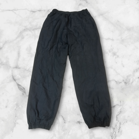 Entdecke unsere Vintage Track Pants von Nike und anderen Marken, erhältlich bei Valuxery.de - Dein Shop für trendige Vintage - Kleidung. Unsere Track Pants sind aus hochwertigen Materialien und