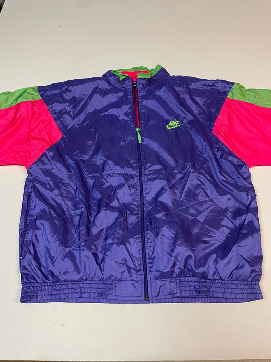 Entdecke unsere Vintage Track Pants von Nike und anderen Marken, erhältlich bei Valuxery.de - Dein Shop für trendige Vintage - Kleidung. Unsere Track Pants sind aus hochwertigen Materialien und