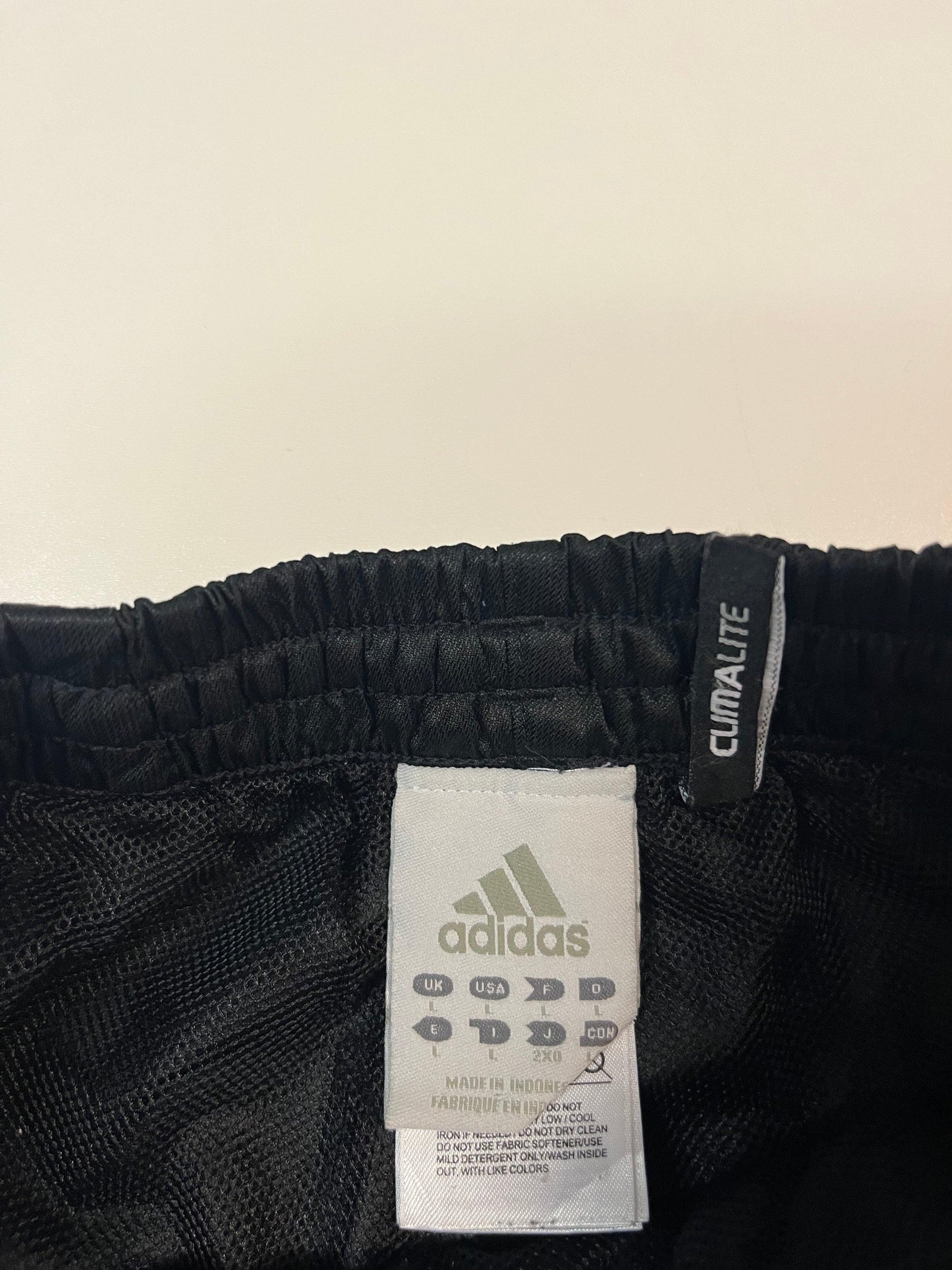 Entdecke unsere Vintage Track Pants von Nike und anderen Marken, erhältlich bei Valuxery.de - Dein Shop für trendige Vintage - Kleidung. Unsere Track Pants sind aus hochwertigen Materialien und