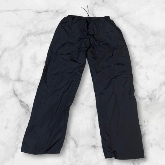 Entdecke unsere Vintage Track Pants von Nike und anderen Marken, erhältlich bei Valuxery.de - Dein Shop für trendige Vintage - Kleidung. Unsere Track Pants sind aus hochwertigen Materialien und