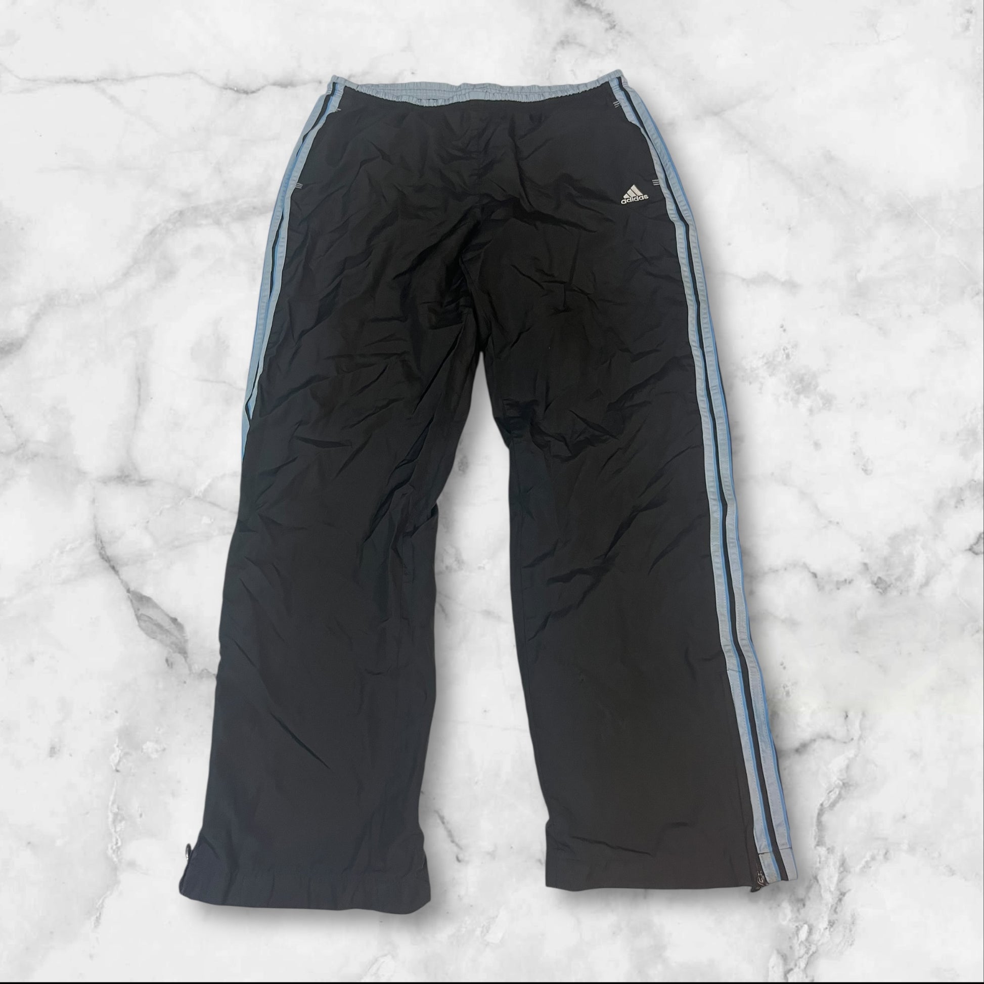 Entdecke unsere Vintage Track Pants von Nike und anderen Marken, erhältlich bei Valuxery.de - Dein Shop für trendige Vintage - Kleidung. Unsere Track Pants sind aus hochwertigen Materialien und