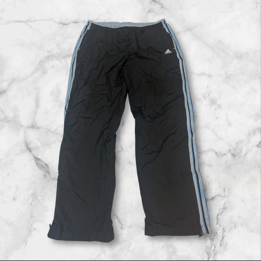 Entdecke unsere Vintage Track Pants von Nike und anderen Marken, erhältlich bei Valuxery.de - Dein Shop für trendige Vintage - Kleidung. Unsere Track Pants sind aus hochwertigen Materialien und